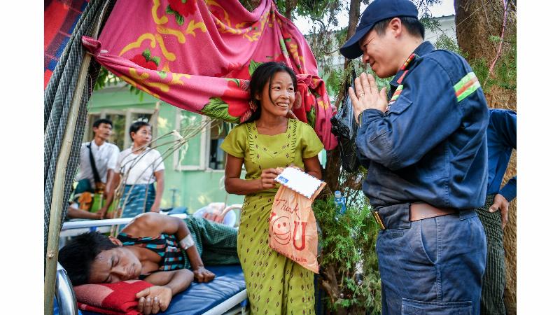 Hình ảnh các thành viên đội cứu hộ Đội Cứu Hộ Sinh Tử hỗ trợ lẫn nhau trong nhiệm vụ.